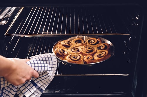 How to Clean an Oven in 10 Effective Steps Thumbnail
