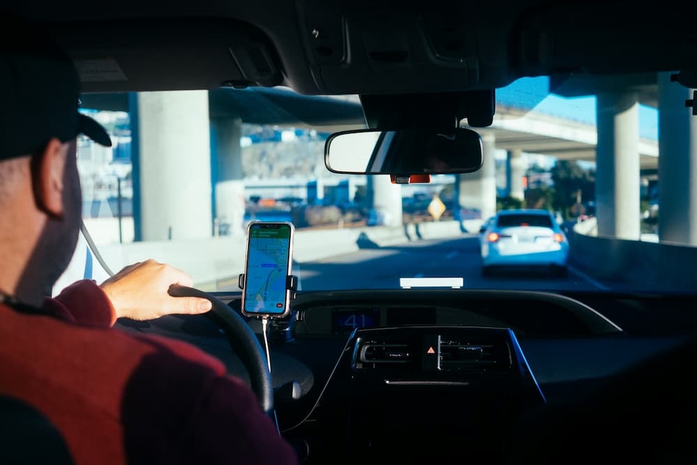 Los mejores soportes de móviles para coches Feature Image